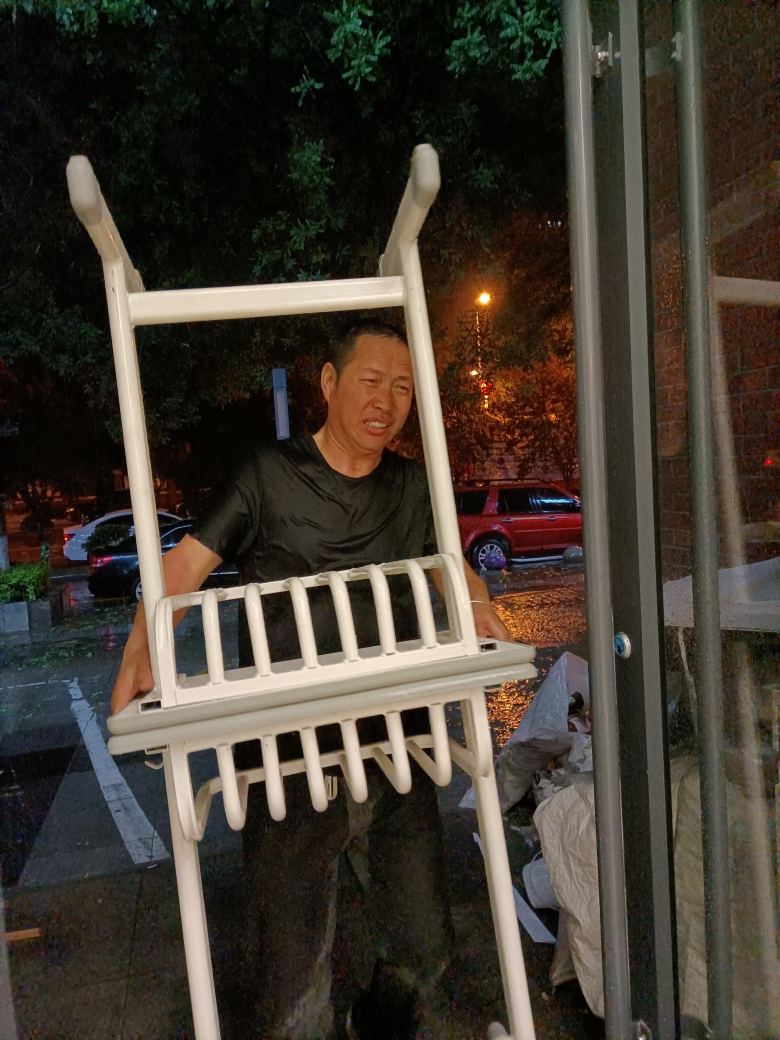 安裝部班長(zhǎng)雨中給客戶送餐桌.jpg