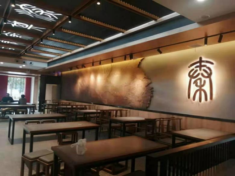 兵馬俑?jìng)蚋Ｓ涥兣扇诤喜瞬蛷d餐桌椅安裝現(xiàn)場(chǎng).jpg