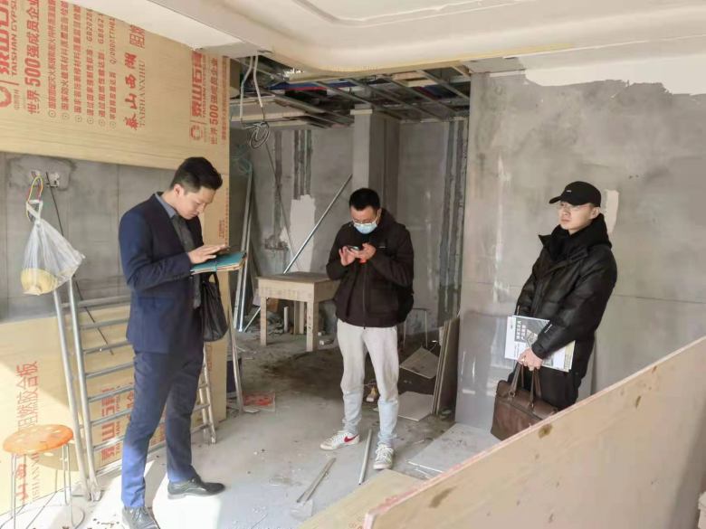 西安餐飲家具廠設(shè)計(jì)師到裝修現(xiàn)場(chǎng)量尺.jpg