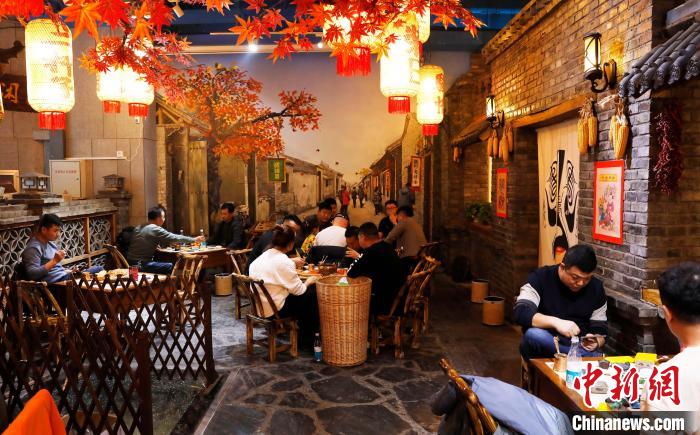 罐罐茶館內(nèi)人聲鼎沸，充滿(mǎn)煙火氣。.jpg