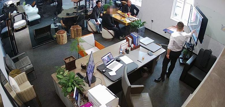 楊總給客戶講解酒店設(shè)計方案.jpg