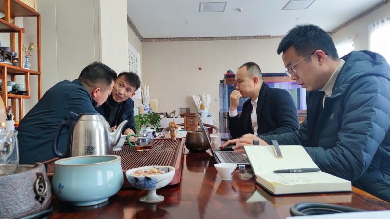 博菲克酒店設(shè)計(jì)師為萬總介紹設(shè)計(jì)方案.jpg